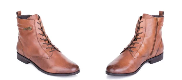 Klasik kadın deri ayak bileği çizmeler booties ayakkabı çifti. İki izole.