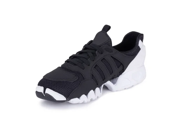 En svart fiber tyg casual sneakers sko isolerad vit bakgrund — Stockfoto