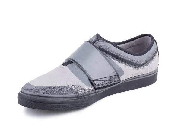 Um tecido de fibra cinza casual tênis sapato isolado fundo branco — Fotografia de Stock