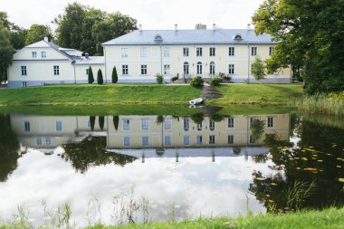 Küçük bir göl kıyısında eski güzel kale