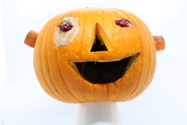 kabak sağlıklı bir diyet için dekore edilmiştir. Gözler-kızılcık, burun-havuç, ağız-sarımsak, havuç kulakları. Cadılar Bayramı