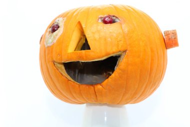 kabak sağlıklı bir diyet için dekore edilmiştir. Gözler-kızılcık, burun-havuç, ağız-sarımsak, havuç kulakları. Cadılar Bayramı