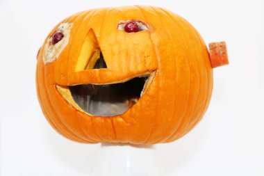 kabak sağlıklı bir diyet için dekore edilmiştir. Gözler-kızılcık, burun-havuç, ağız-sarımsak, havuç kulakları. Cadılar Bayramı