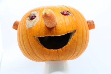 kabak sağlıklı bir diyet için dekore edilmiştir. Gözler-kızılcık, burun-havuç, ağız-sarımsak, havuç kulakları. Cadılar Bayramı