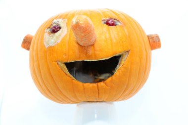 kabak sağlıklı bir diyet için dekore edilmiştir. Gözler-kızılcık, burun-havuç, ağız-sarımsak, havuç kulakları. Cadılar Bayramı