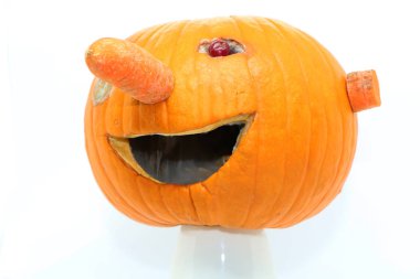 kabak sağlıklı bir diyet için dekore edilmiştir. Gözler-kızılcık, burun-havuç, ağız-sarımsak, havuç kulakları. Cadılar Bayramı