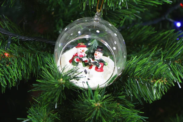 Los Padres Visten Árbol Navidad Árbol Año Nuevo Para Niños — Foto de Stock