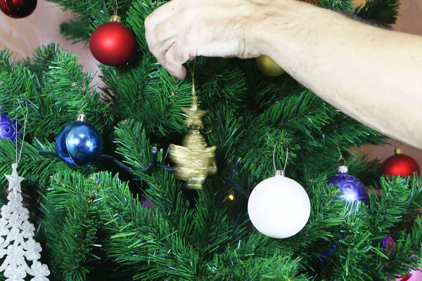 Föräldrar Klä Julgran Eller Nyår Träd För Barn — Stockfoto
