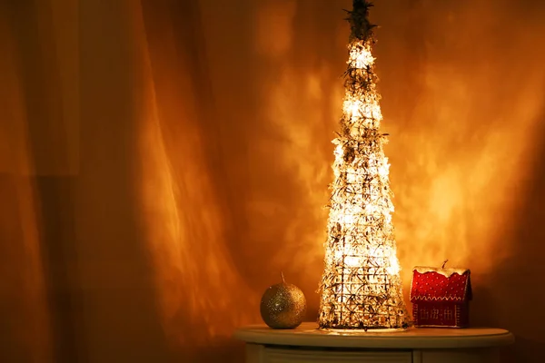 Árbol Navidad Fragmentos Vidrio Está Iluminado Por Bombillas Cerca Del —  Fotos de Stock