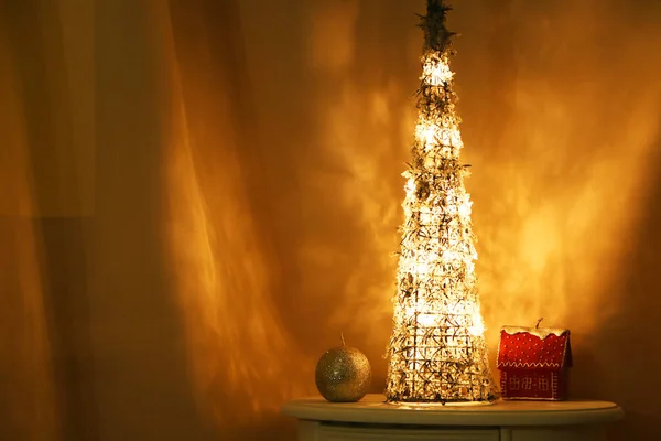 Árbol Navidad Fragmentos Vidrio Está Iluminado Por Bombillas Cerca Del —  Fotos de Stock