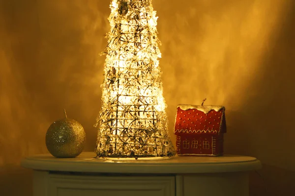 ガラスの破片のクリスマス ツリーが点灯します ボールや家の形のキャンドルは クリスマス ツリーの近く — ストック写真