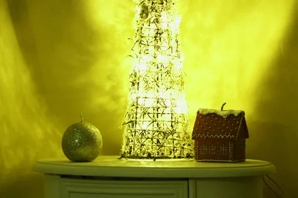Árbol Navidad Fragmentos Vidrio Está Iluminado Por Bombillas Cerca Del — Foto de Stock