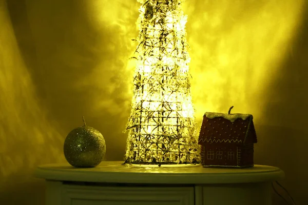 Árbol Navidad Fragmentos Vidrio Está Iluminado Por Bombillas Cerca Del — Foto de Stock