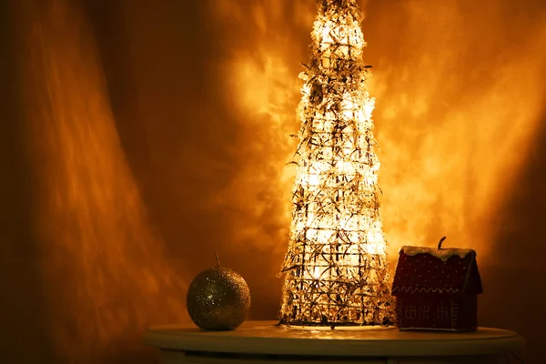 Árbol Navidad Fragmentos Vidrio Está Iluminado Por Bombillas Cerca Del — Foto de Stock