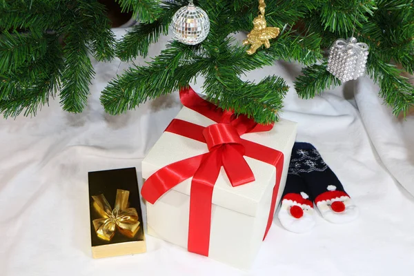 Santa Claus Sits Gifts Green Christmas Tree — Stock Photo, Image