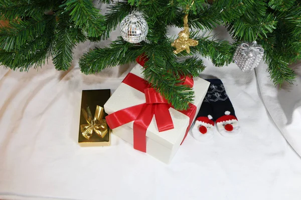 Santa Claus Sienta Con Regalos Bajo Árbol Navidad Verde —  Fotos de Stock