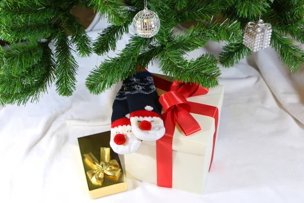 Άγιος Βασίλης Κάθεται Δώρα Κάτω Από Ένα Πράσινο Χριστουγεννιάτικο Δέντρο — Φωτογραφία Αρχείου