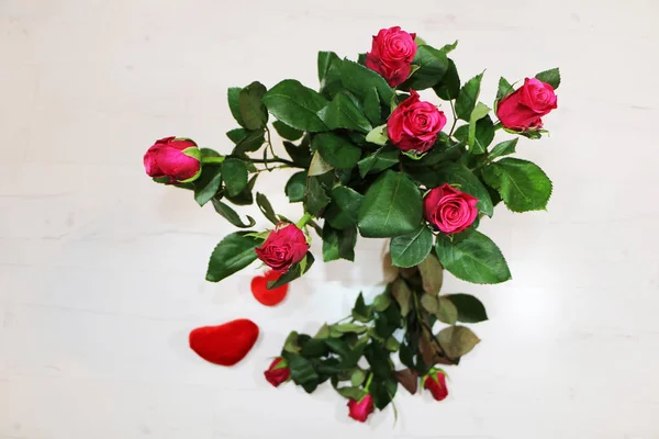 Красные Розы Деревянном Фоне Nearby Red Heart — стоковое фото