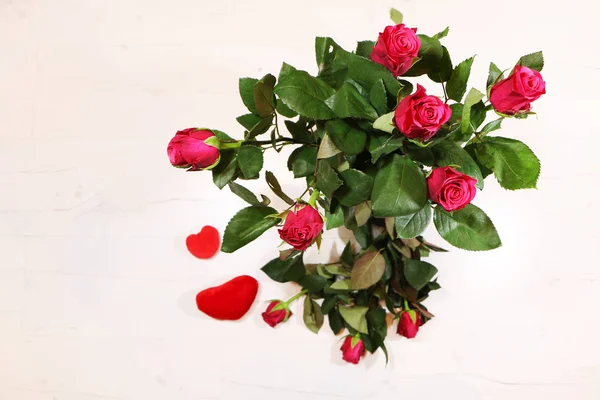 Rosas Vermelhas Fundo Madeira Perto Está Coração Vermelho — Fotografia de Stock