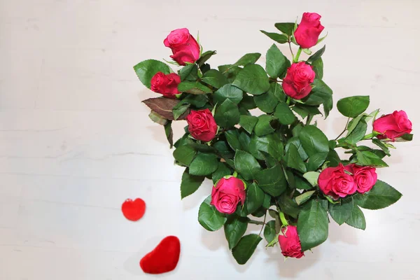 Rosas Rojas Sobre Fondo Madera Cerca Hay Corazón Rojo — Foto de Stock