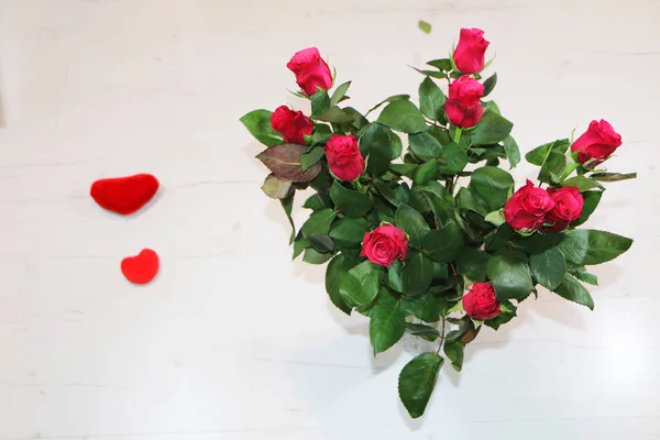 Rosas Rojas Sobre Fondo Madera Cerca Hay Corazón Rojo — Foto de Stock