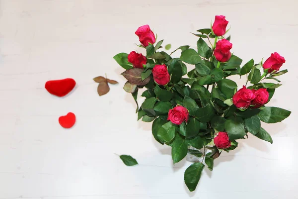 Rosas Vermelhas Fundo Madeira Perto Está Coração Vermelho — Fotografia de Stock