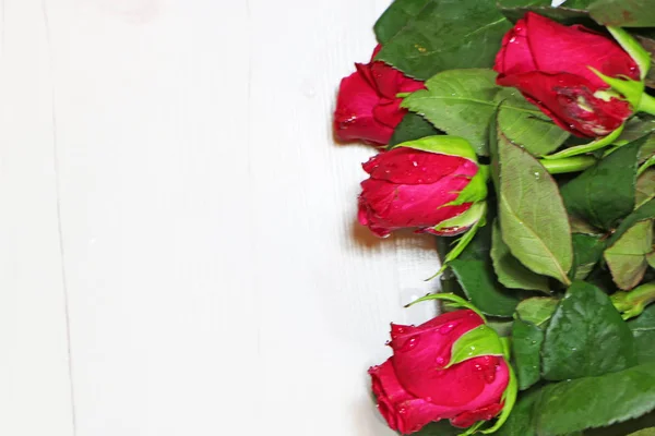 Красные Розы Деревянном Фоне Крупным Планом Капельками Воды Лепестках — стоковое фото