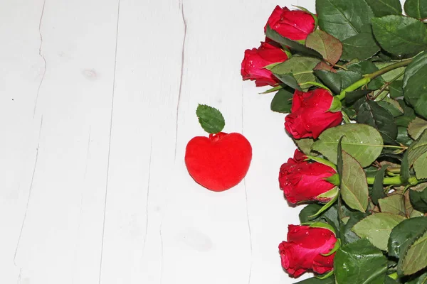 Rosas Rojas Sobre Fondo Madera Cerca Hay Corazón Rojo — Foto de Stock