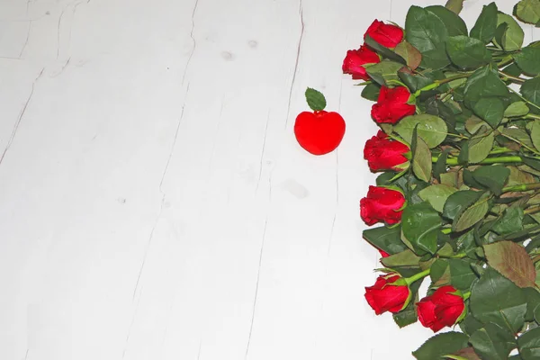 Rosas Rojas Sobre Fondo Madera Cerca Hay Corazón Rojo — Foto de Stock