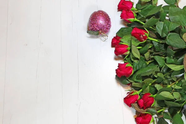 Rosas Rojas Sobre Fondo Madera Cerca Encuentra Manzana Púrpura — Foto de Stock