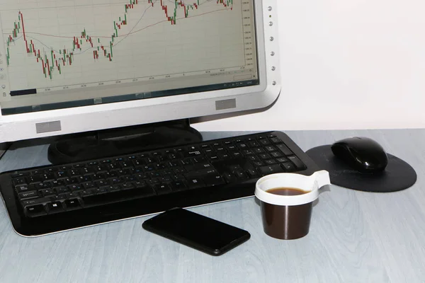 Primer Plano Sobre Mesa Monitor Para Ordenador Una Taza Café — Foto de Stock