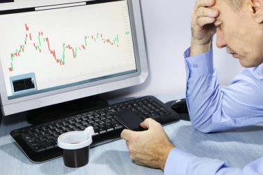 Yakın çekim-başarısız çaların tablo bir plastik tek kullanımlık fincan kahve ve bir akıllı telefon