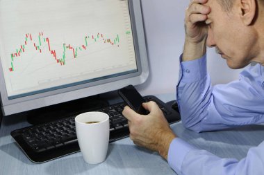 Yakın çekim-başarısız çaların tablo ceramik fincan kahve ve bir akıllı telefon