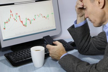 Yakın çekim-başarısız çaların tablo ceramik fincan kahve ve bir akıllı telefon