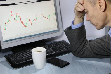 Yakın çekim-başarısız çaların tablo ceramik fincan kahve ve bir akıllı telefon