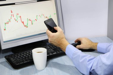 Yakın çekim-başarısız çaların tablo ceramik fincan kahve ve bir akıllı telefon