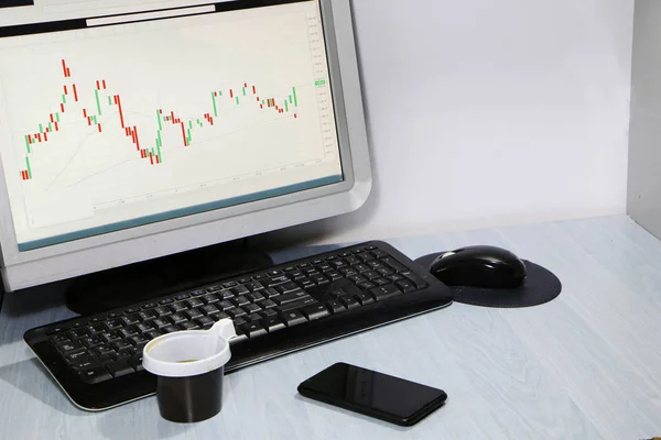 Közelkép Asztalon Egy Monitor Számítógép Egy Műanyag Eldobható Csésze Kávé — Stock Fotó