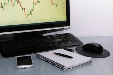 Yakın çekim-başarısız çaların tablo ceramik fincan kahve ve bir akıllı telefon