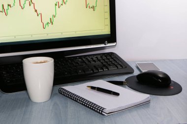 Yakın çekim-başarısız çaların tablo ceramik fincan kahve ve bir akıllı telefon