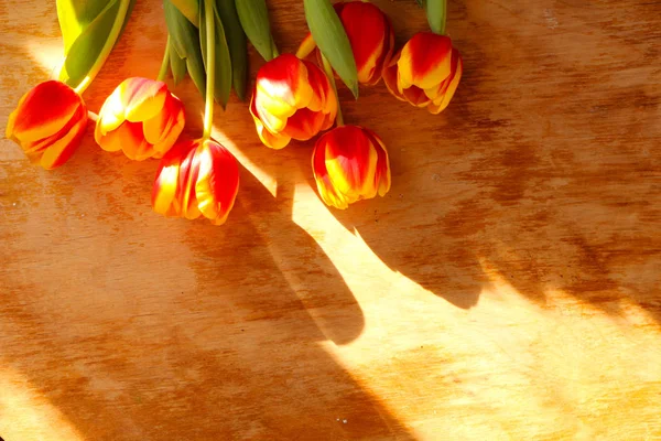 Close Tulipas Uma Velha Mesa Madeira — Fotografia de Stock