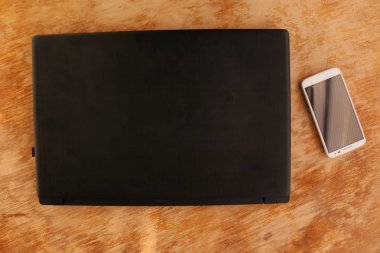 yakın up - bilgisayar ve eski ahşap arka plan üstünde smartphone