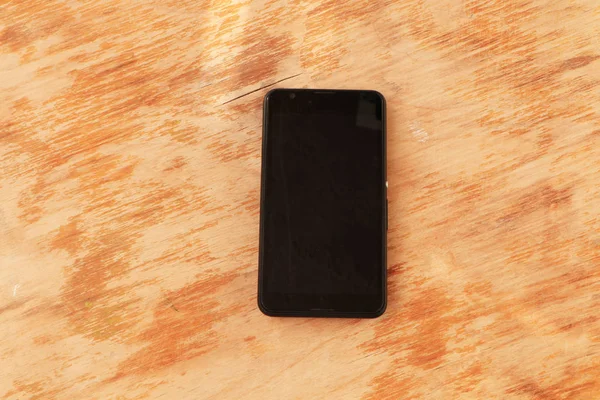 Zblízka Bílý Smartphone Černý Smartphone Staré Dřevěné Pozadí — Stock fotografie