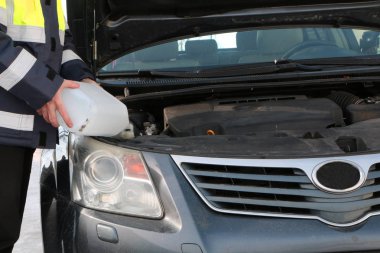 Yakın çekim-arabada açık hood. Motor tamiri. Anahtar Kilit Hizmetleri çalışma ceket.