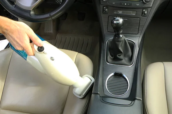 Yakın çekim-arabada temizlik. Bir elektrikli süpürge ile çalışma ve temizlik makine içinde yeşil bezi. Otomatik iç hakkında bakım. Ticari temizlik şirketi. 