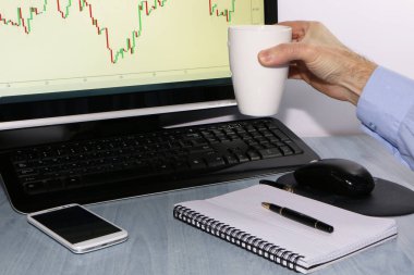 Yakın çekim-tüccar ile telefon ve kahve