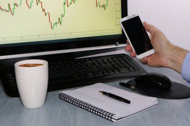 Yakın çekim-tüccar ile telefon ve kahve