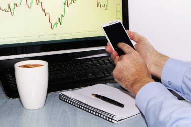 Yakın çekim-tüccar ile telefon ve kahve