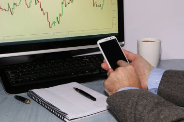 Yakın çekim-tüccar ile telefon ve kahve