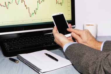 Yakın çekim-tüccar ile telefon ve kahve