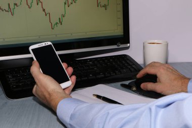 Yakın çekim-tüccar ile telefon ve kahve